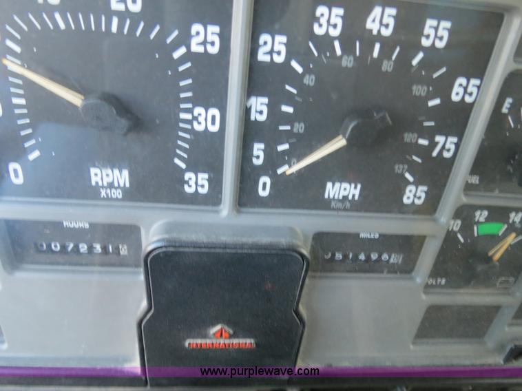 image for item F4372 1996 International 4900 oil distribution truck