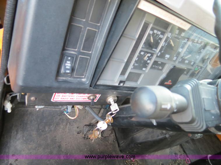 image for item F4372 1996 International 4900 oil distribution truck