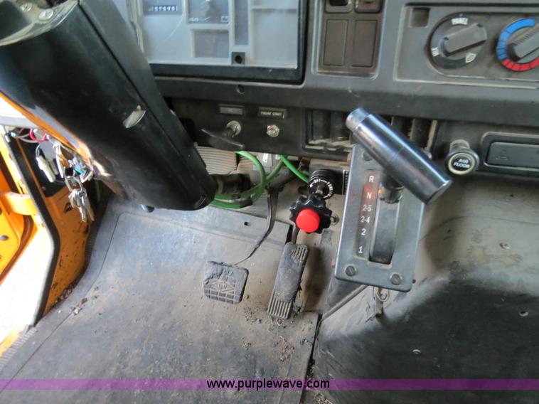 image for item F4372 1996 International 4900 oil distribution truck