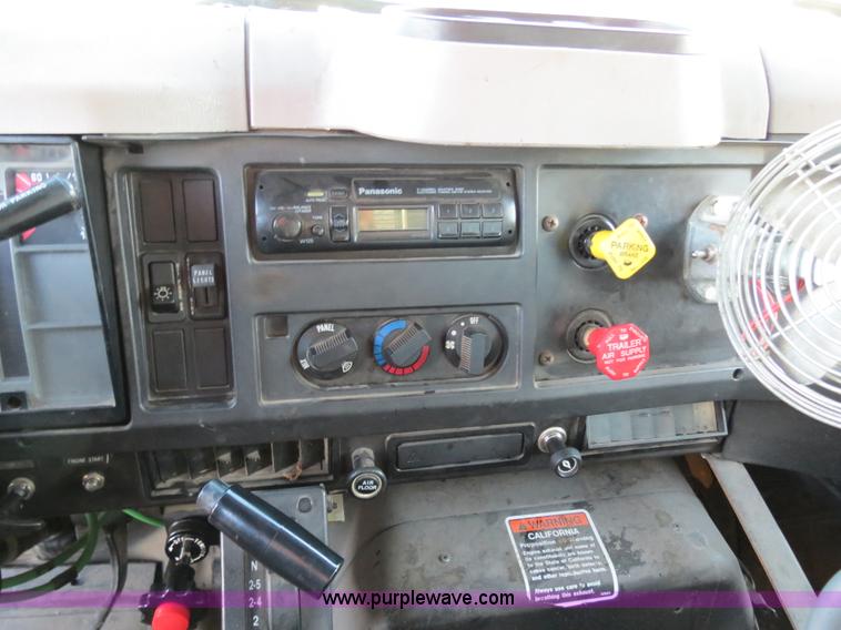 image for item F4372 1996 International 4900 oil distribution truck