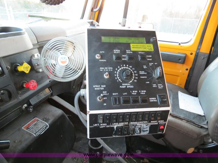 image for item F4372 1996 International 4900 oil distribution truck