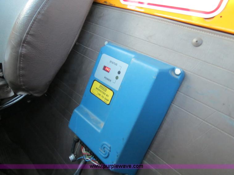 image for item F4372 1996 International 4900 oil distribution truck