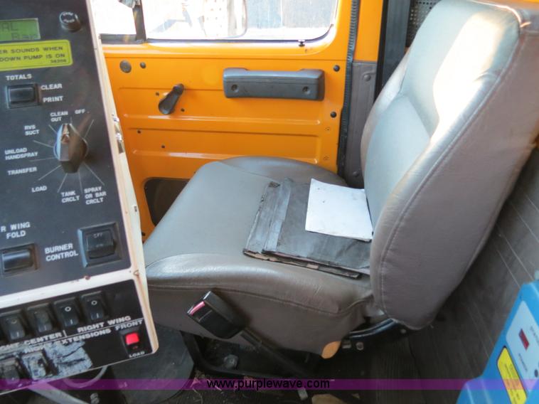 image for item F4372 1996 International 4900 oil distribution truck