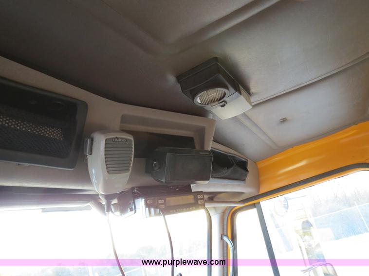 image for item F4372 1996 International 4900 oil distribution truck