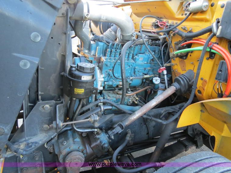 image for item F4372 1996 International 4900 oil distribution truck