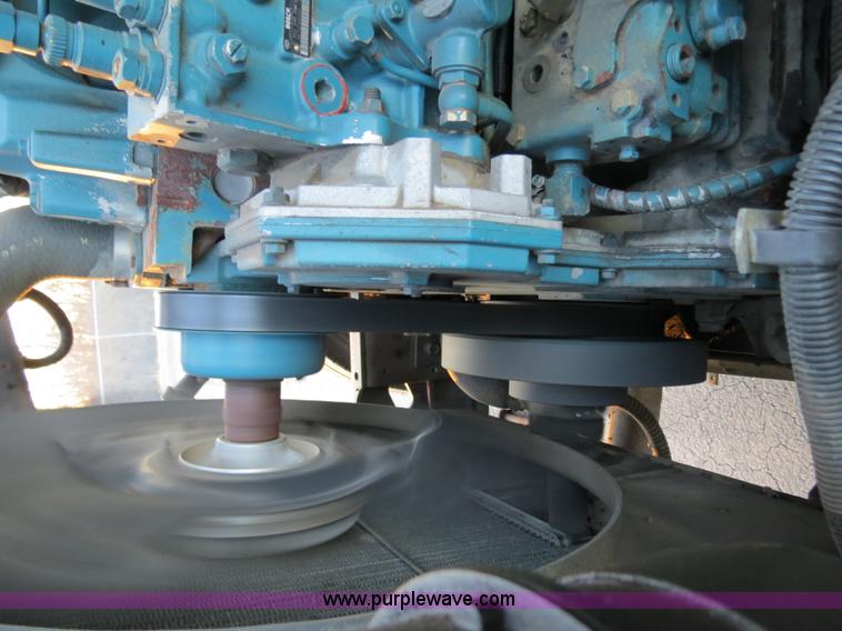 image for item F4372 1996 International 4900 oil distribution truck