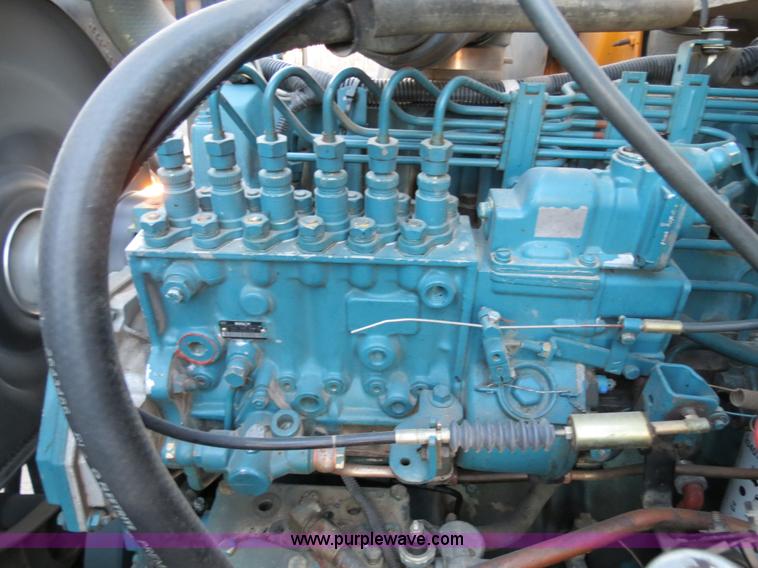 image for item F4372 1996 International 4900 oil distribution truck