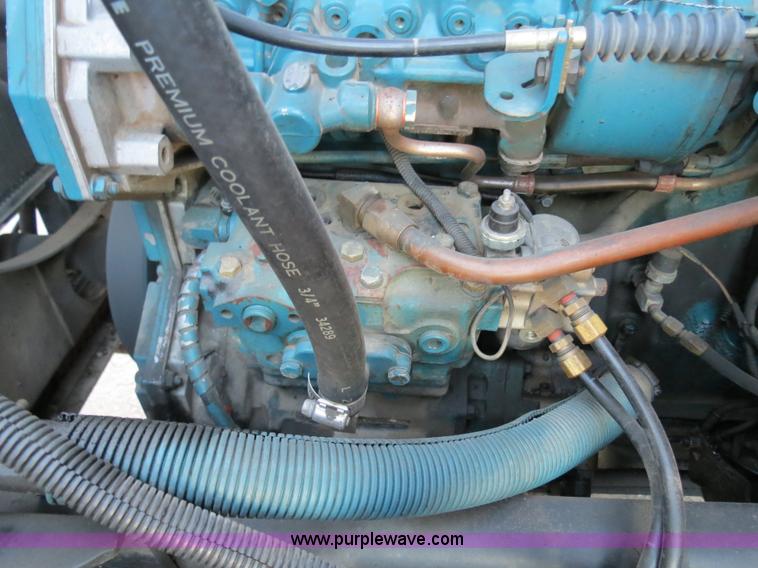 image for item F4372 1996 International 4900 oil distribution truck