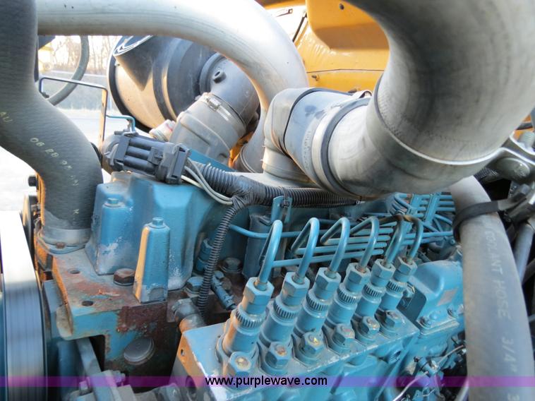 image for item F4372 1996 International 4900 oil distribution truck