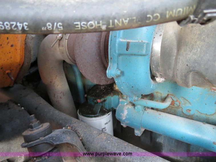 image for item F4372 1996 International 4900 oil distribution truck