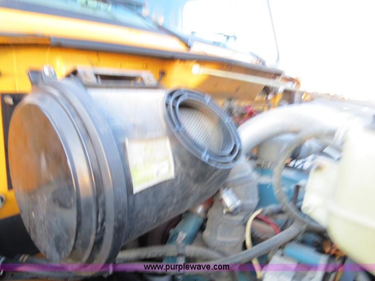 image for item F4372 1996 International 4900 oil distribution truck