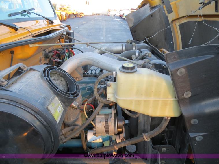 image for item F4372 1996 International 4900 oil distribution truck