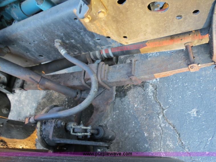 image for item F4372 1996 International 4900 oil distribution truck