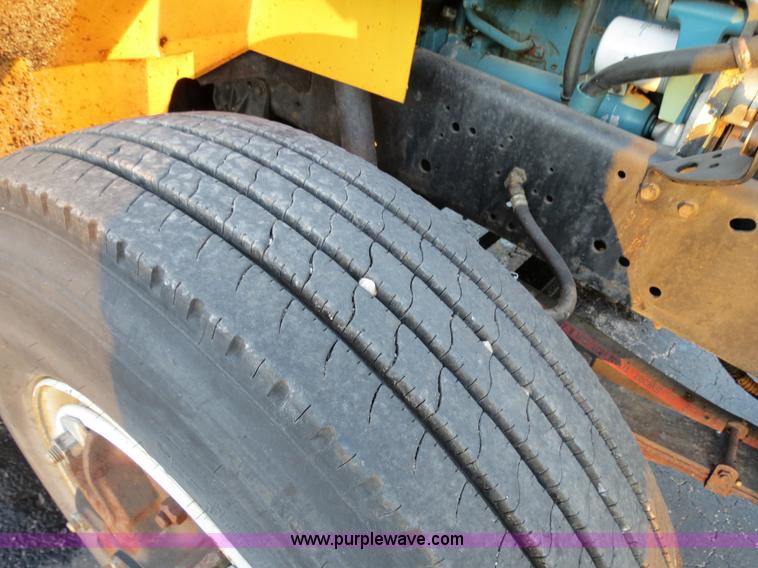 image for item F4372 1996 International 4900 oil distribution truck