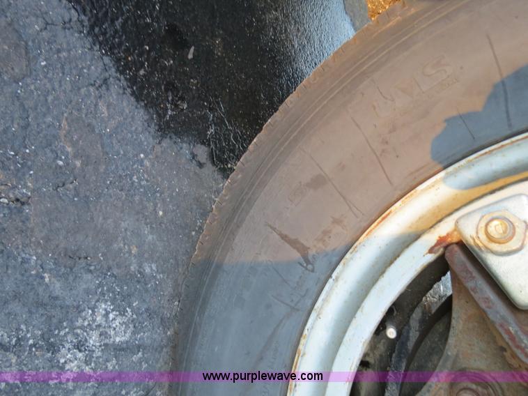 image for item F4372 1996 International 4900 oil distribution truck