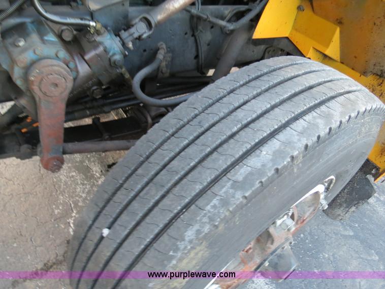 image for item F4372 1996 International 4900 oil distribution truck