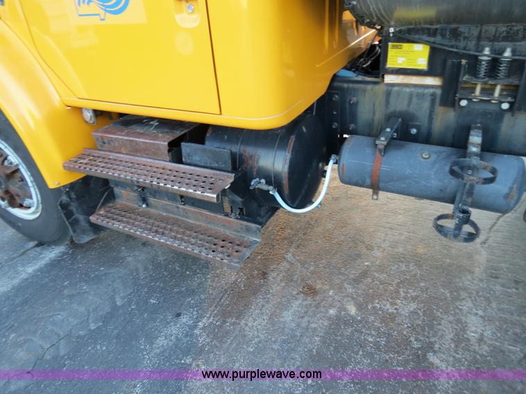 image for item F4372 1996 International 4900 oil distribution truck