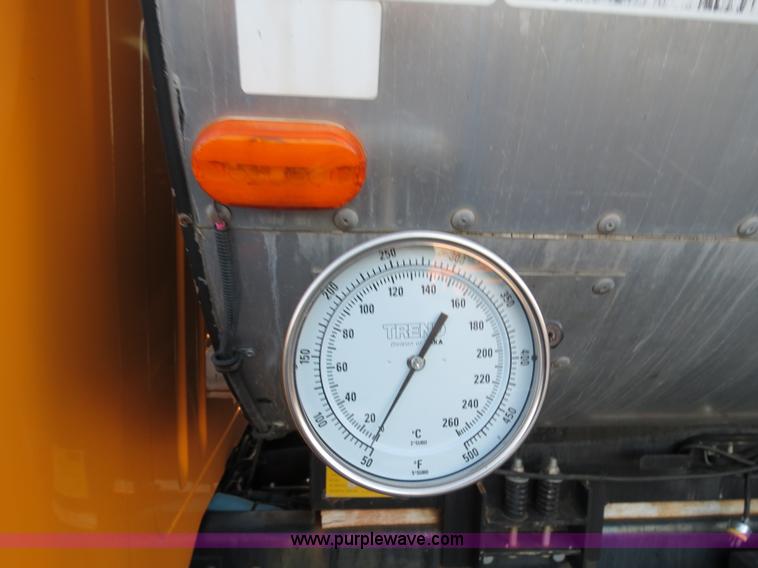 image for item F4372 1996 International 4900 oil distribution truck