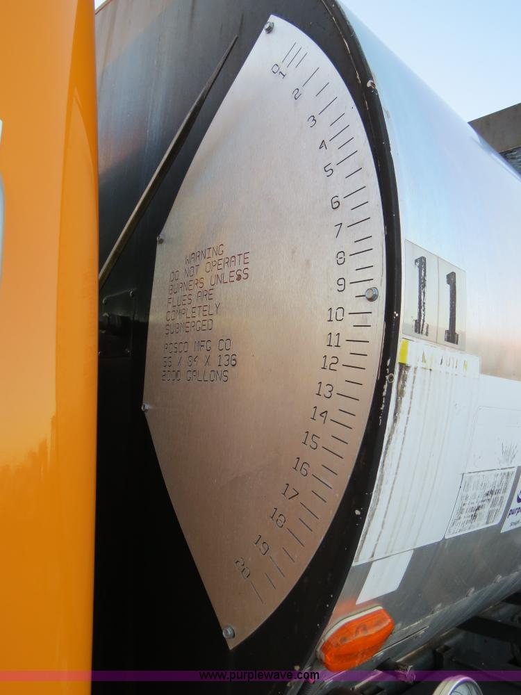 image for item F4372 1996 International 4900 oil distribution truck