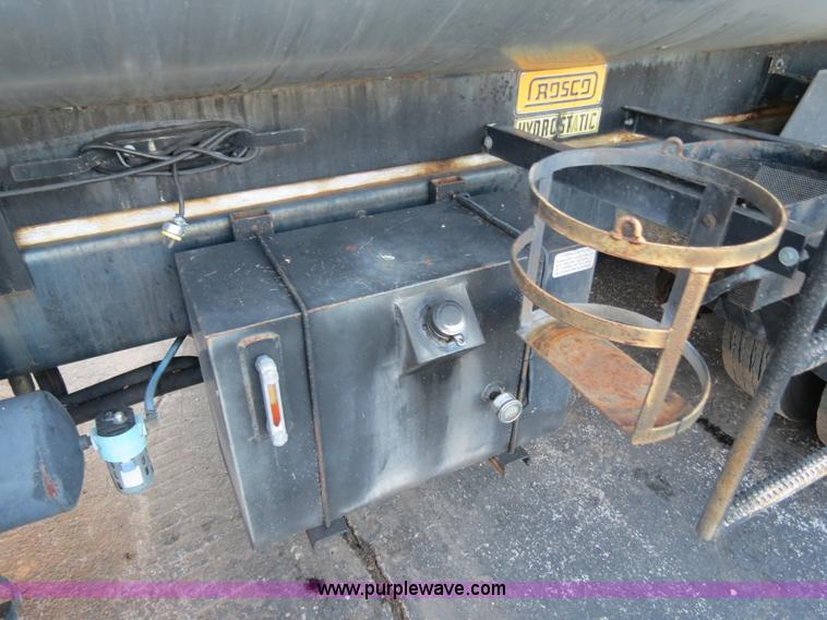 image for item F4372 1996 International 4900 oil distribution truck