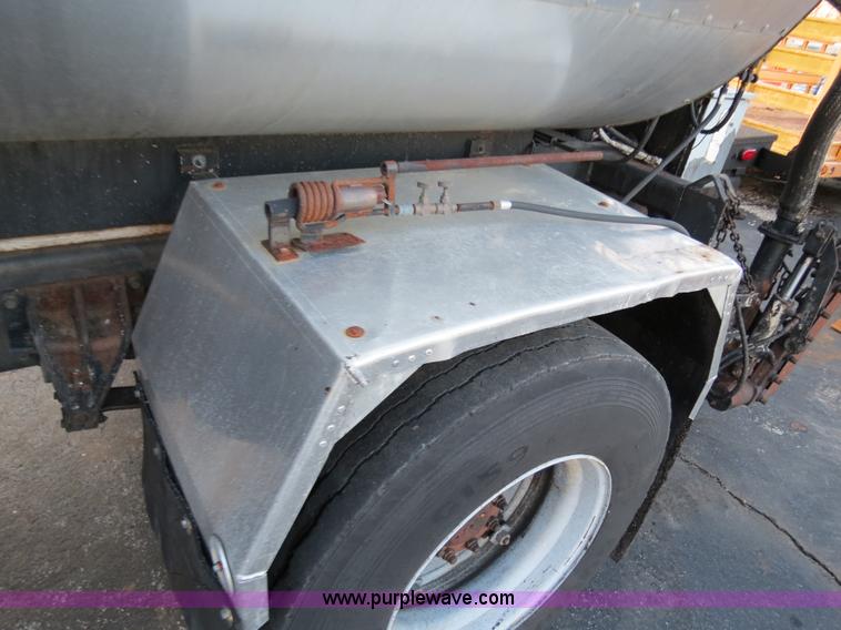 image for item F4372 1996 International 4900 oil distribution truck