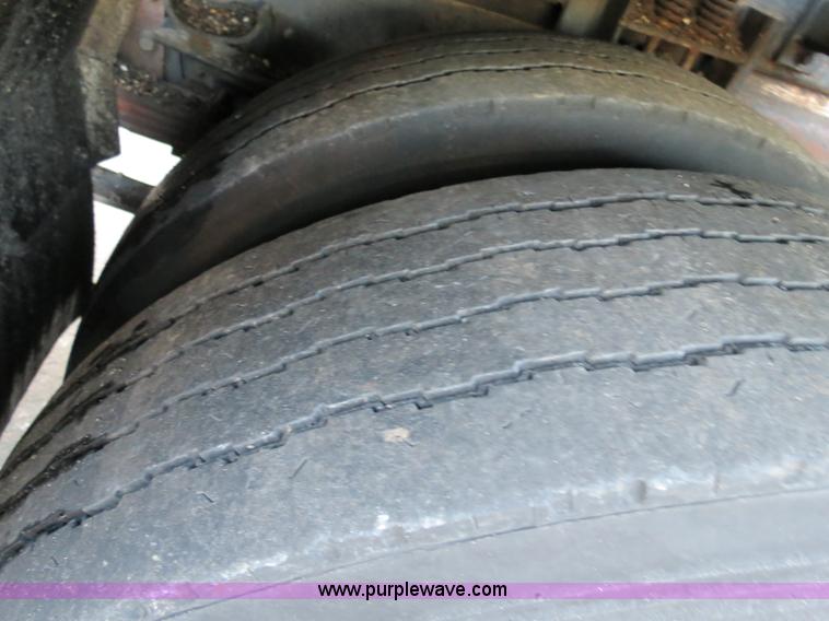 image for item F4372 1996 International 4900 oil distribution truck