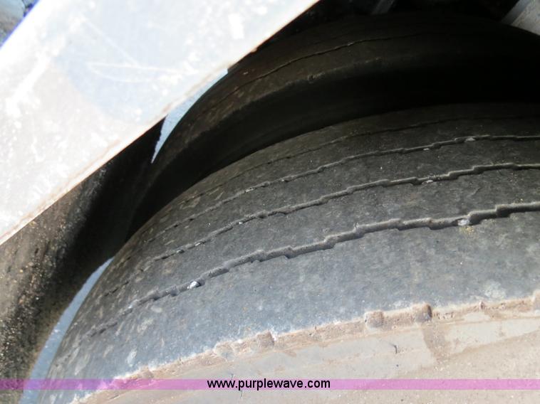 image for item F4372 1996 International 4900 oil distribution truck