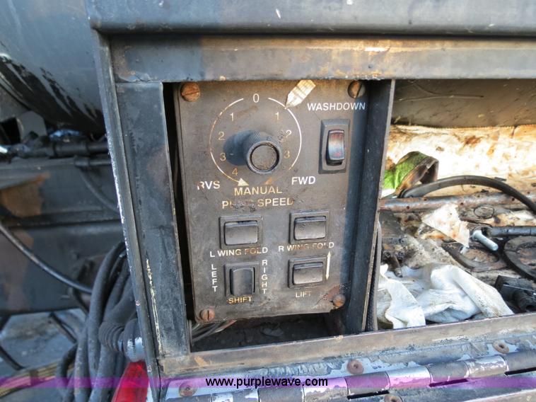 image for item F4372 1996 International 4900 oil distribution truck