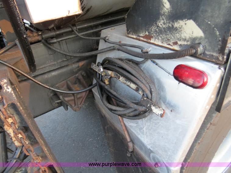 image for item F4372 1996 International 4900 oil distribution truck