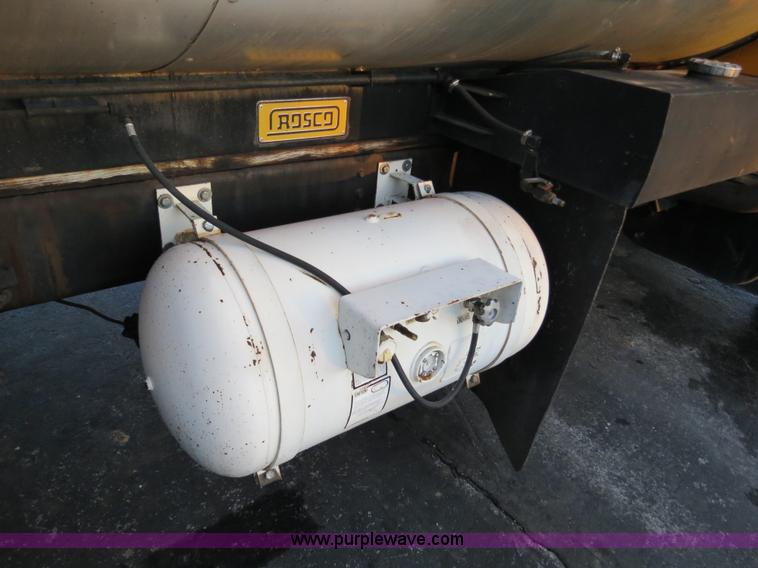 image for item F4372 1996 International 4900 oil distribution truck