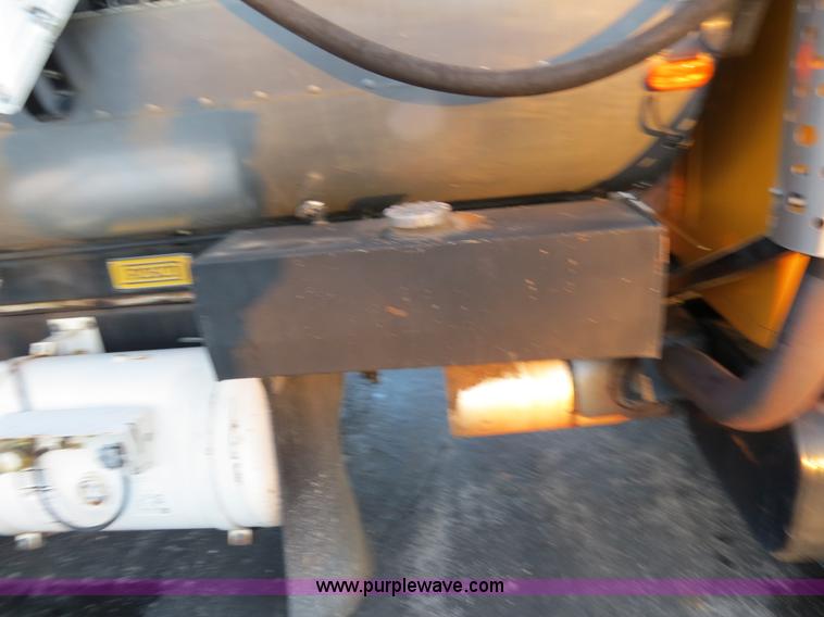 image for item F4372 1996 International 4900 oil distribution truck