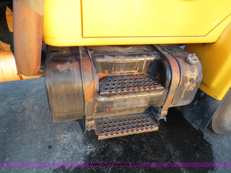 image for item F4372 1996 International 4900 oil distribution truck