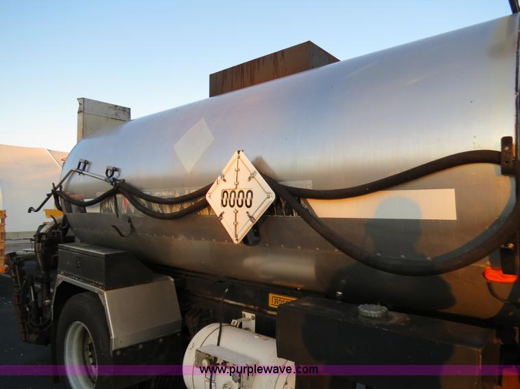 image for item F4372 1996 International 4900 oil distribution truck