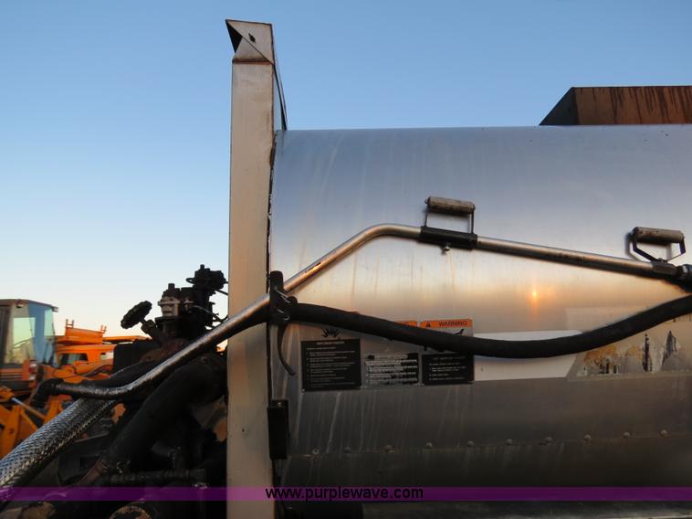 image for item F4372 1996 International 4900 oil distribution truck