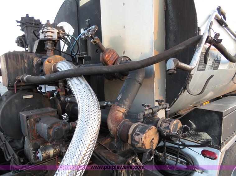 image for item F4372 1996 International 4900 oil distribution truck