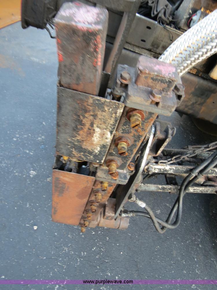 image for item F4372 1996 International 4900 oil distribution truck