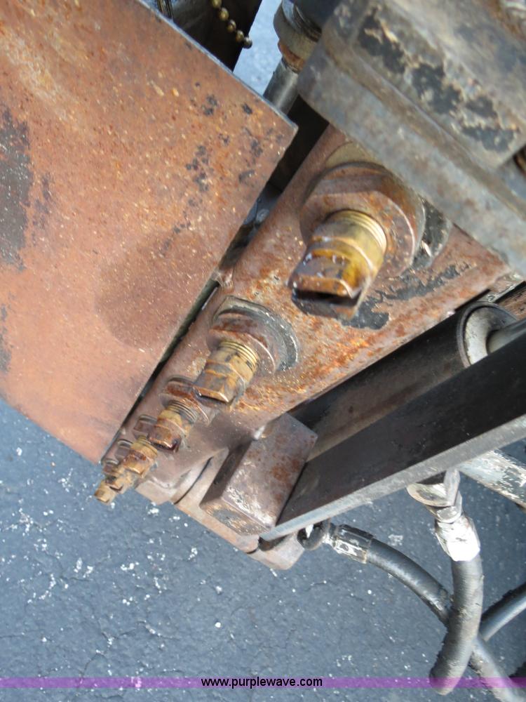 image for item F4372 1996 International 4900 oil distribution truck