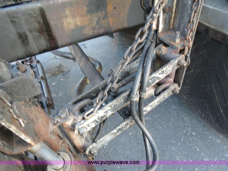 image for item F4372 1996 International 4900 oil distribution truck