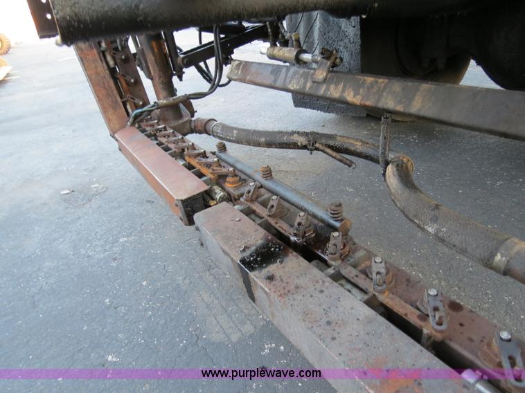 image for item F4372 1996 International 4900 oil distribution truck