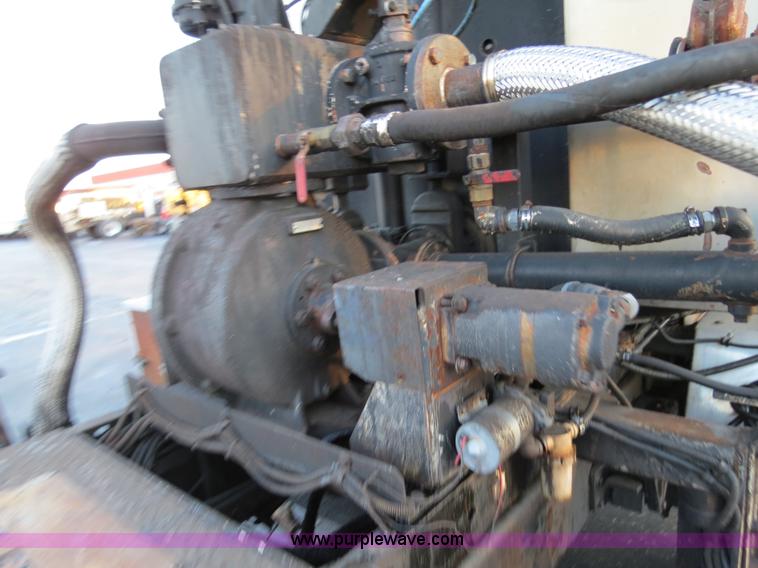 image for item F4372 1996 International 4900 oil distribution truck