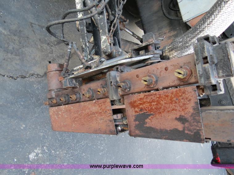 image for item F4372 1996 International 4900 oil distribution truck