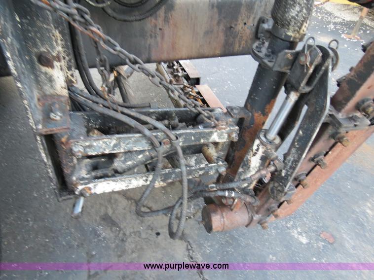 image for item F4372 1996 International 4900 oil distribution truck