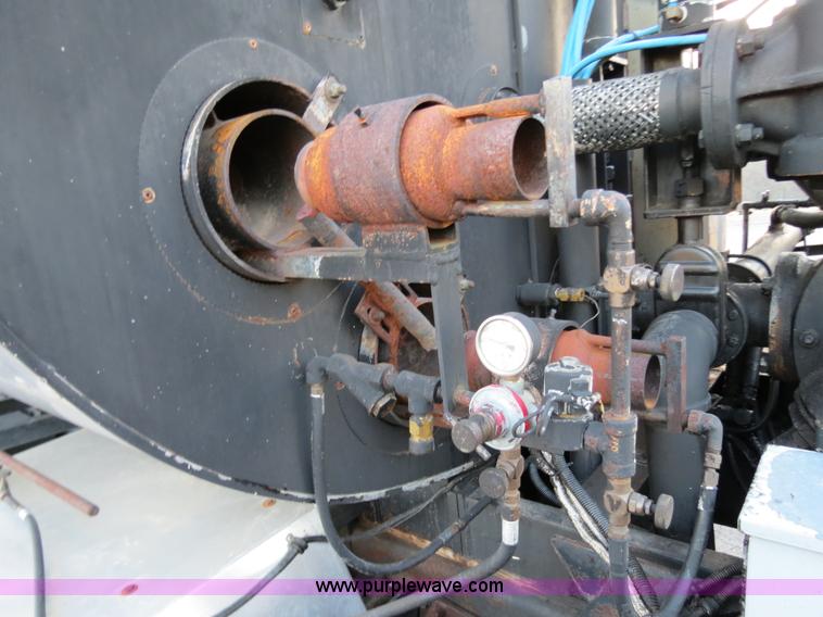 image for item F4372 1996 International 4900 oil distribution truck