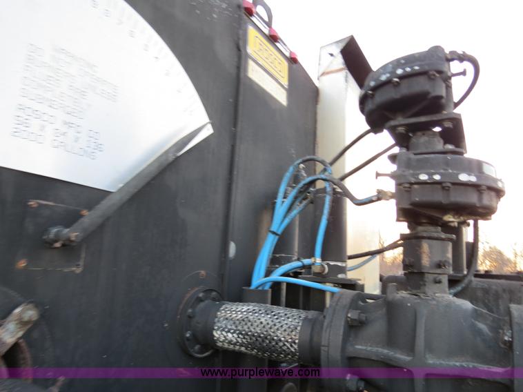 image for item F4372 1996 International 4900 oil distribution truck