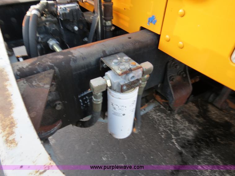 image for item F4372 1996 International 4900 oil distribution truck