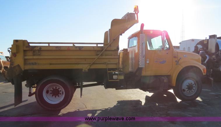 image for item F4377 2000 International 4900 dump truck