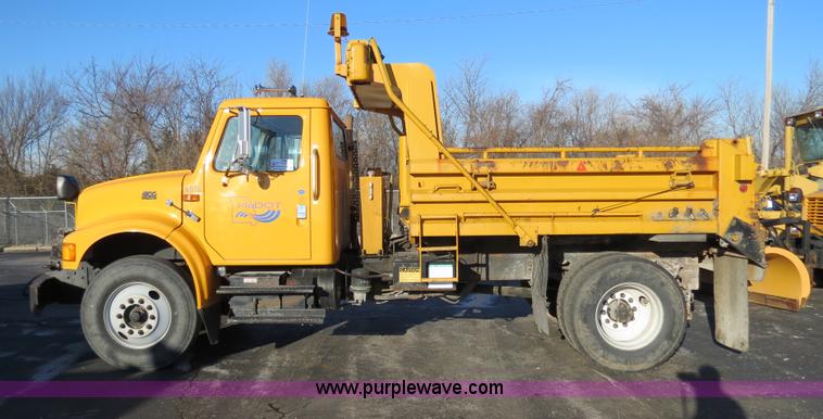image for item F4377 2000 International 4900 dump truck