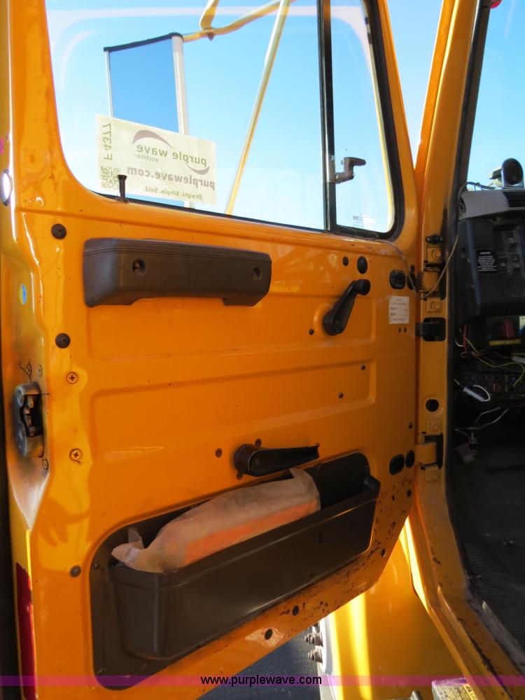 image for item F4377 2000 International 4900 dump truck