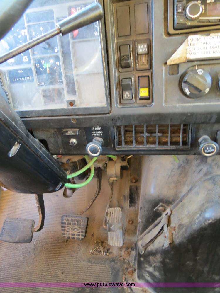 image for item F4377 2000 International 4900 dump truck