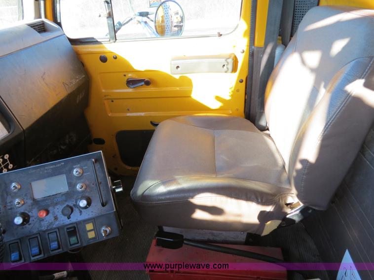 image for item F4377 2000 International 4900 dump truck